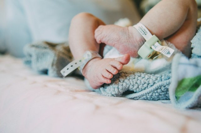 Novorođenče na respiratoru u Kragujevcu: Da li to virus menja ćud ili je znak nečeg drugog?